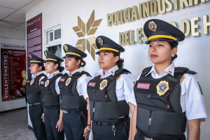 Mujeres polic&iacute;as de la pibeh reciben chalecos bal&iacute;sticos especiales para su g&eacute;nero