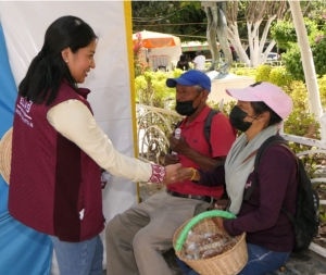 La candidata Alma El&iacute;as  escucha a comerciantes, amas de casa, j&oacute;venes y de la comunidad LGTBIQ+