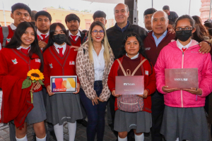 Entrega SEPH tabletas a estudiantes de bachillerato de Zimap&aacute;n y Tecozautla