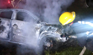 Atienden bomberos incendio de vehículo