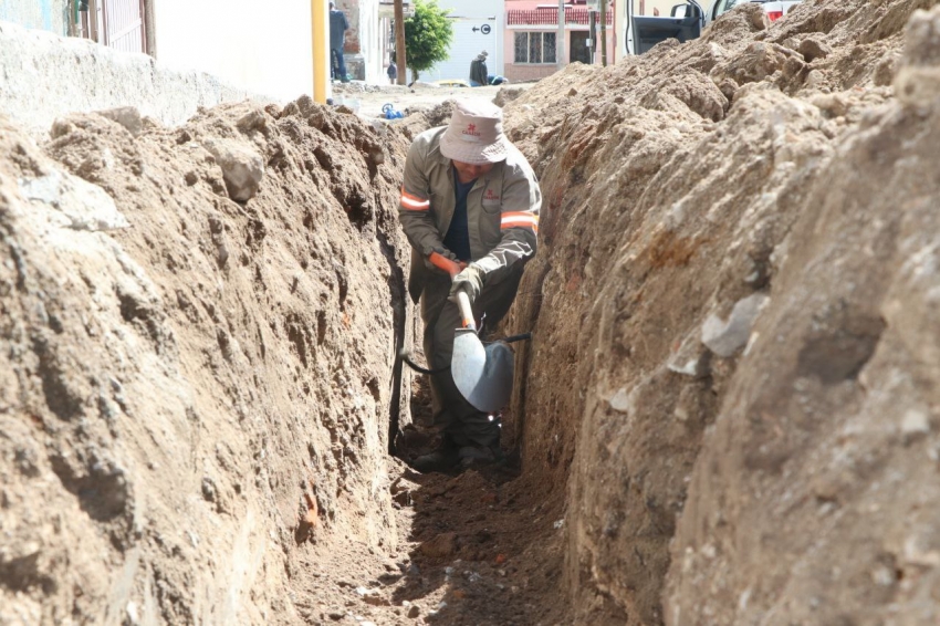 Caasim reemplaza línea de agua con 45 años de antigüedad, en emblemático barrio de Pachuca 