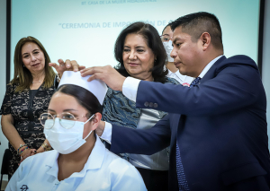 Edda Vite realiza imposición de cofias a 26 alumnas de la CMH 