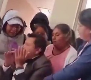 Rescatan a alcalde y 14 personas en San Salvador