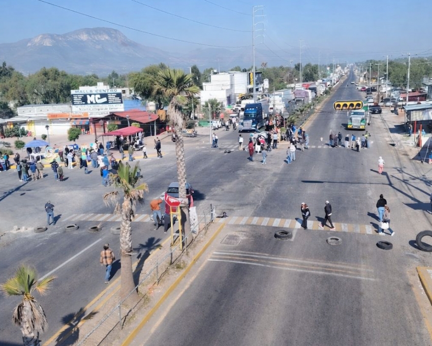 Cierran carretera federal y retienen al alcalde de San Salvador