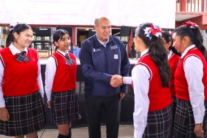 Natividad Castrej&oacute;n entrega 903 lentes a estudiantes de San Salvador