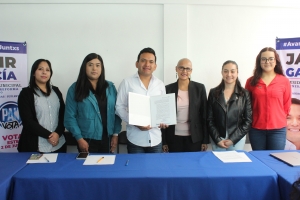 Jahir García, primer candidato a la presidencia municipal de mineral de la reforma que firma el pacto por la primera infancia