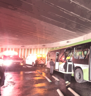 Tuzobus choca por las condiciones del pavimento mojado.