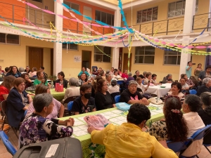Adultas mayores festejan D&iacute;a de las Madres