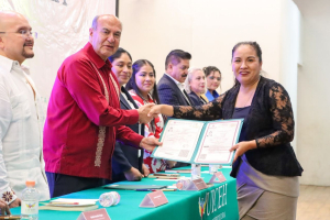 Estudiantes de la UICEH reciben su carta de pasante