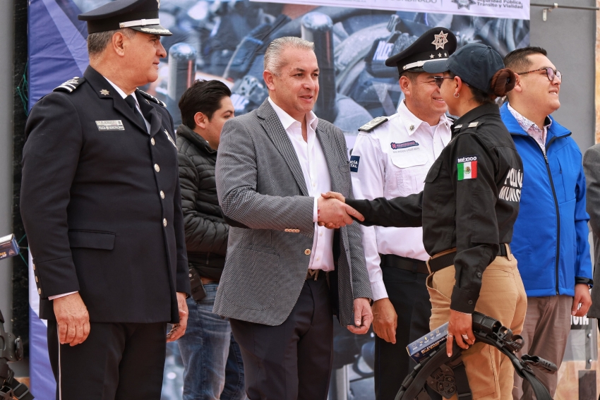 Entrega Sergio Baños equipamiento a Policía de Pachuca