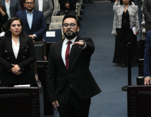 Jesús López Serrano rinde Protesta de Ley como Secretario de Servicios Legislativos.