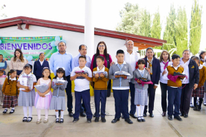 Entrega de uniformes escolares a estudiantes de Metepec