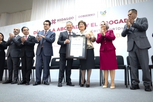Julio Menchaca entrega Presea al M&eacute;rito Jur&iacute;dico a la primera notaria de Hidalgo&nbsp;&nbsp;