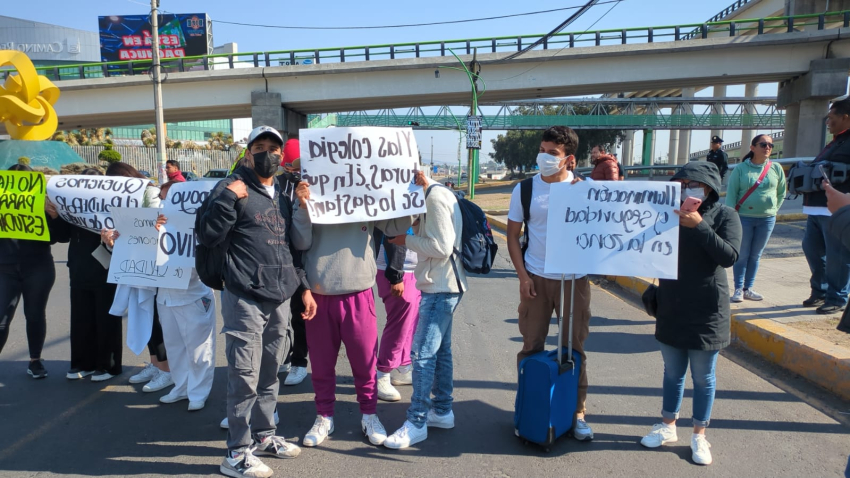 Estudiantes de la UPP bloquean bulevar  Felipe Ángeles y carretera Pachuca-Cd Sahagún