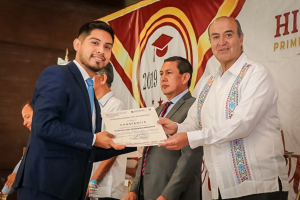 Presiden autoridades educativas, la ceremonia de graduaci&oacute;n&nbsp;de la Escuela Normal de las Huastecas