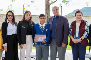 Entrega Natividad Castrej&oacute;n tabletas a Telesecundarias de San Agust&iacute;n Tlaxiaca y Ajacuba