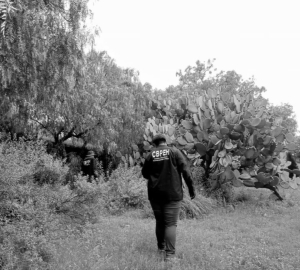 Localización de una persona del género masculino, sin vida, con iniciales B. R.