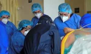 Paciente en tratamiento por coronavirus se arroj&oacute; por uno de los cubos internos del nosocomio