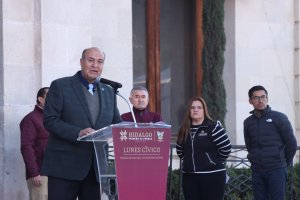 Izamiento de bandera y lunes c&iacute;vico en Plaza Ju&aacute;rez