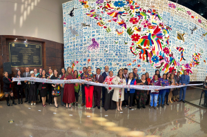 Inicia exhibición del tenango más grande del mundo en el Congreso del estado