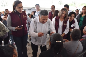 Gobierno de Hidalgo entrega lentes a trav&eacute;s de las Unidades M&oacute;viles Gerontol&oacute;gicas
