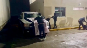 Comando armado destruye patrulla y somete a policías en Tepeji del Río