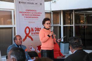 Imparten conferencia sobre prevención de la violencia y trata de personas a personal educativo