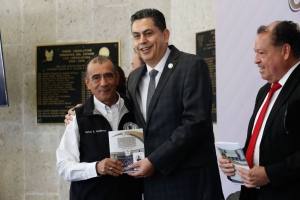 Osiris Leines entrega condiciones generales de trabajo del poder legislativo a trabajadores sindicalizados