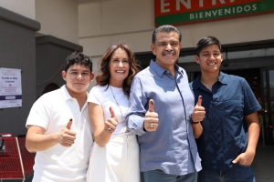 Francisco Olvera, candidato de PRI-PAN-PRD, acudió a ejercer su voto junto con su familia