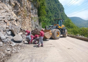 Gobierno de Hidalgo contin&uacute;a con acciones de limpieza en caminos y carreteras