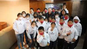 Julio Menchaca festeja el séptimo triunfo del Pachuca con niñas y niños de la Casa DIFH