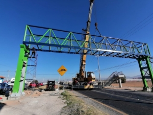 La SOPOT construye puente peatonal en Xochihuacán  