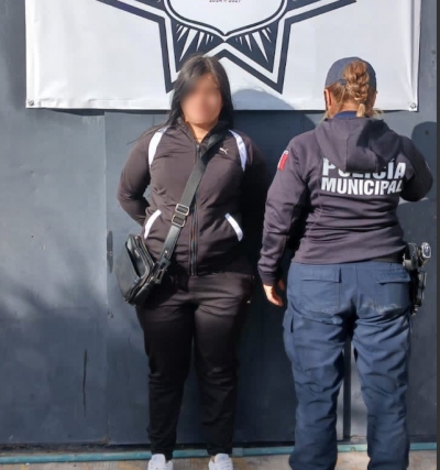 Detienen a mujer por robo en Walmart Colosio