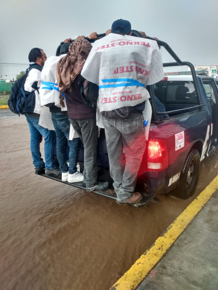 Bomberos y polic&iacute;as estatales brindan apoyo a la poblaci&oacute;n ante intensa lluvia en Pachuca.