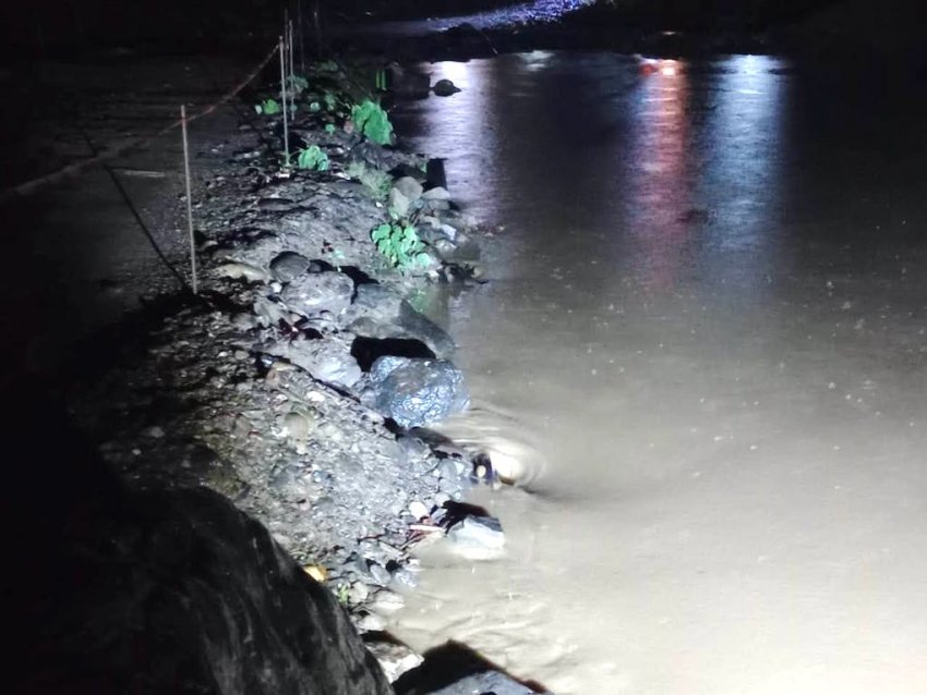 Se mantiene paso provisional sobre el río Claro en Tepehuacán de Guerrero