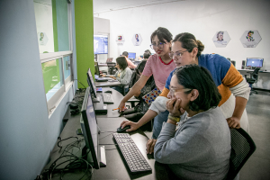 Orientan a comunidad art&iacute;stica y cultural para tr&aacute;mites ante el SAT