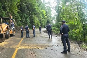 &nbsp;Tras deslaves, polic&iacute;a estatal libera carretera de Tlanchinol