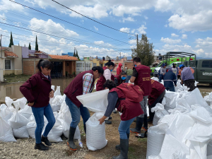 Despacho del Gobernador y Servidores del Pueblo colaboran en acciones de limpieza en Los Tuzos
