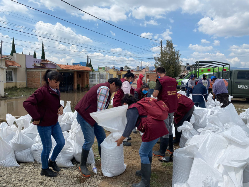 Despacho del Gobernador y Servidores del Pueblo colaboran en acciones de limpieza en Los Tuzos