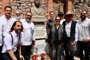 Colocan placa conmemorativa en honor al Benem&eacute;rito en Mineral del Chico