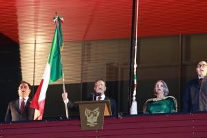 Julio Menchaca encabezó  festejos patrios en Pachuca