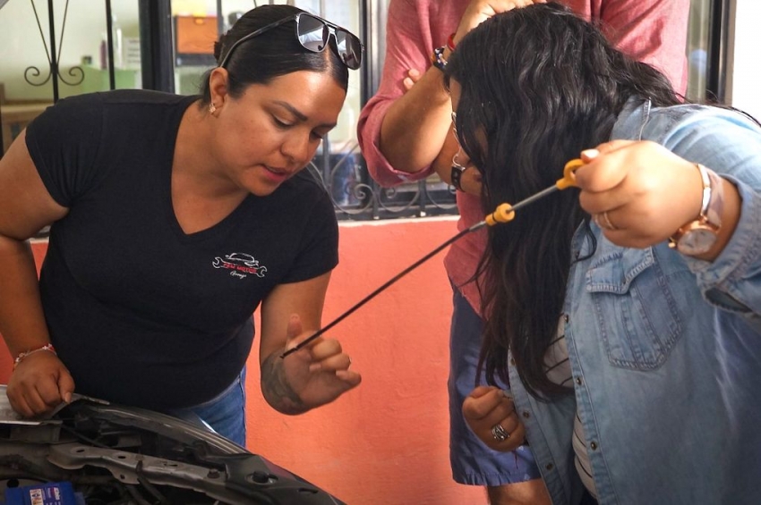 Más de 200 mujeres participan en talleres de mecánica básica en Pachuca