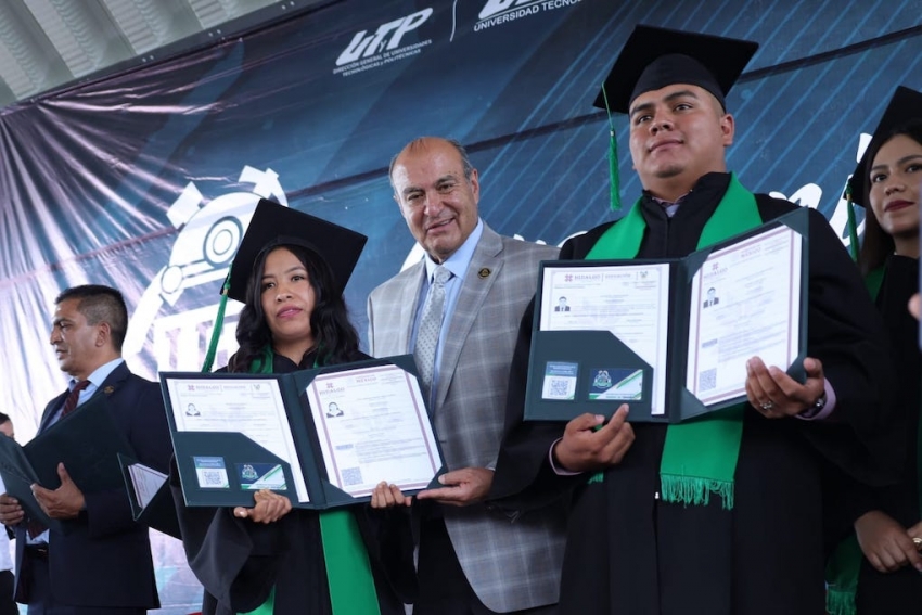 Natividad Castrejón encabeza entrega de 214 títulos profesionales en la UTMZ