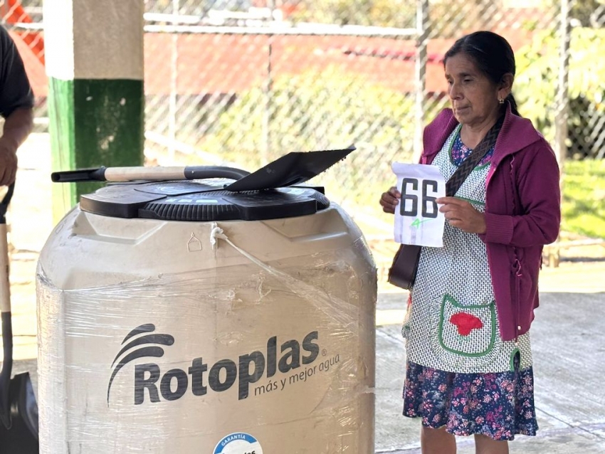 Despacho del Gobernador dota de herramientas y tinacos a familias de la Otomí-Tepehua