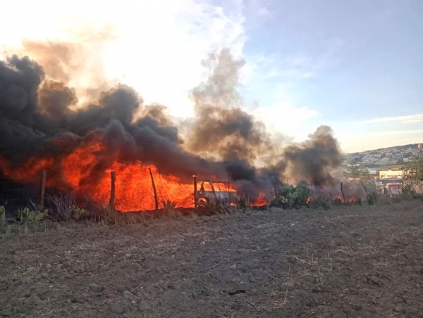 Persecuci&oacute;n en Apan deja un muerto y camioneta incendiada