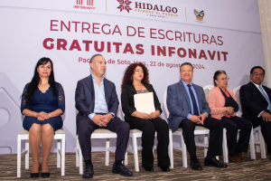Julio Menchaca y Canek Vázquez entregan escrituras del infonavit