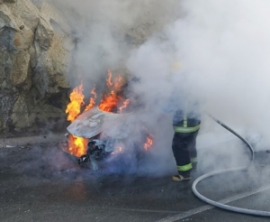 Bomberos brindan auxilio a conductor y sofocan incendio en vehículo