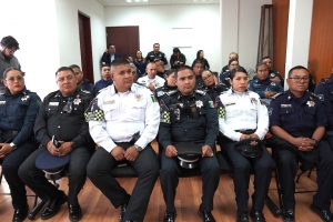 Capacitan a polic&iacute;as para brindar mejor atenci&oacute;n a visitantes en Pachuca