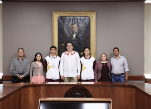 Diputado Osiris Leines, reconoce a los j&oacute;venes deportistas de taekwondo de Tulancingo antes de competir en Bahr&eacute;in
