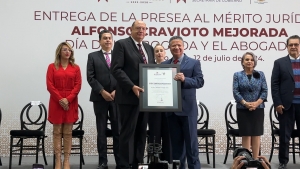 Entrega Menchaca Salazar presea al Mérito Jurídico 2024